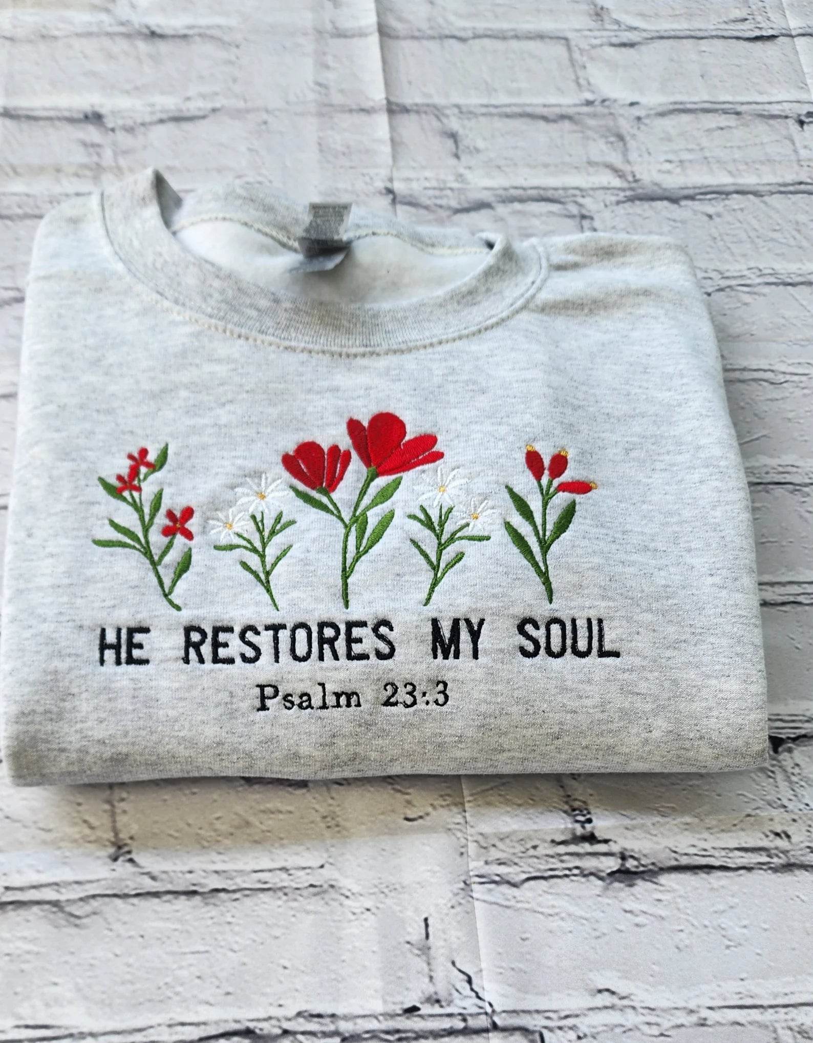 Warm and comfortable embroidered crewneck sweatshirt women